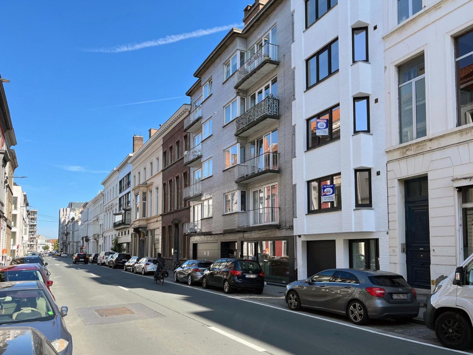 Trendy & Sunny Apartment In Гент Экстерьер фото