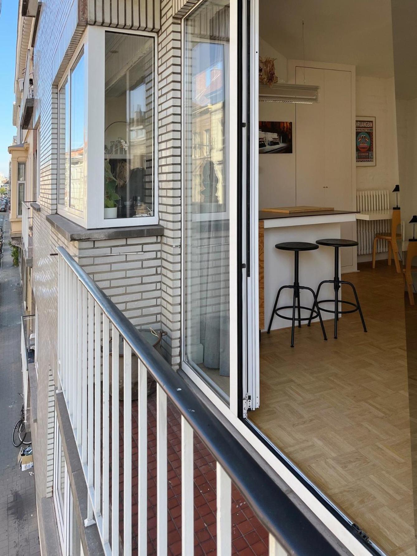 Trendy & Sunny Apartment In Гент Экстерьер фото